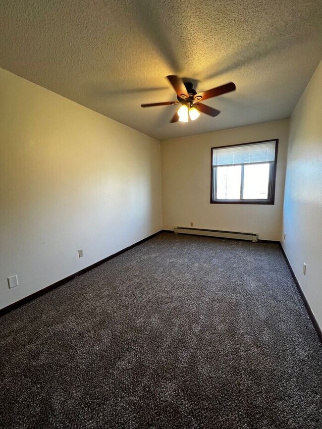 Building Photo - $1,025 | 2 Bedroom, 1 Bathroom Apartment |...