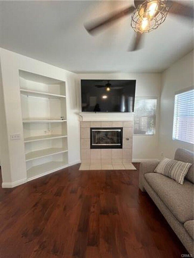 Building Photo - Beautifully designed townhome