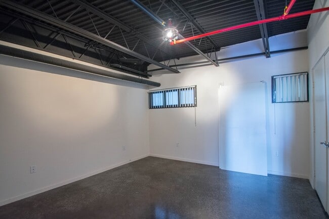 Building Photo - 2 Bed 2 Bath Modern Condo in Uptown Dallas!