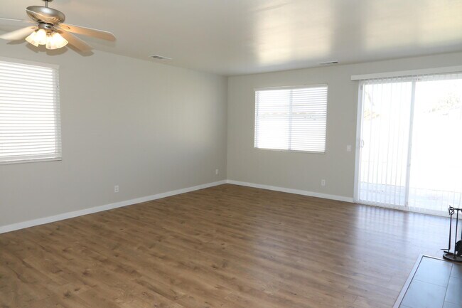 Building Photo - 1559 W Ave H4