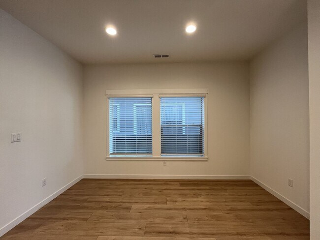 Building Photo - Gorgeous 3BR Home with Open Main Level & Large Primary Suite