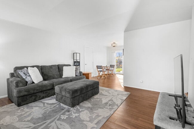 Building Photo - 5011-5013 Three Oaks Rd