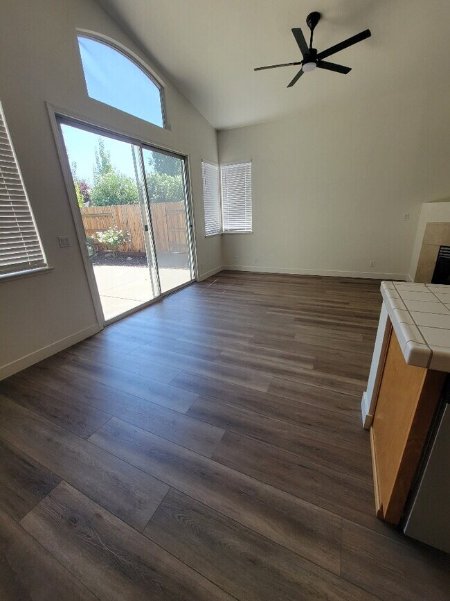 Building Photo - Modern 3-Bedroom, 2-Bathroom Home with Ope...