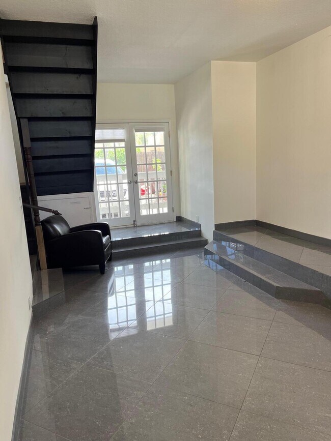 Building Photo - 301 Central Dr