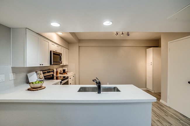 Building Photo - 351 E Thomas Rd