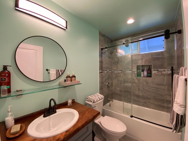 Building Photo - 3-Bed, 2-Bath Custom Furnished Home-Turn K...