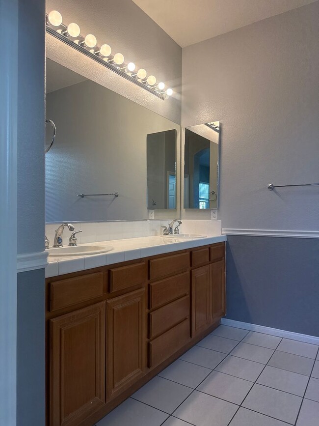 Building Photo - Single Story 4 bed 3 bath for Rent in Temeku Hills