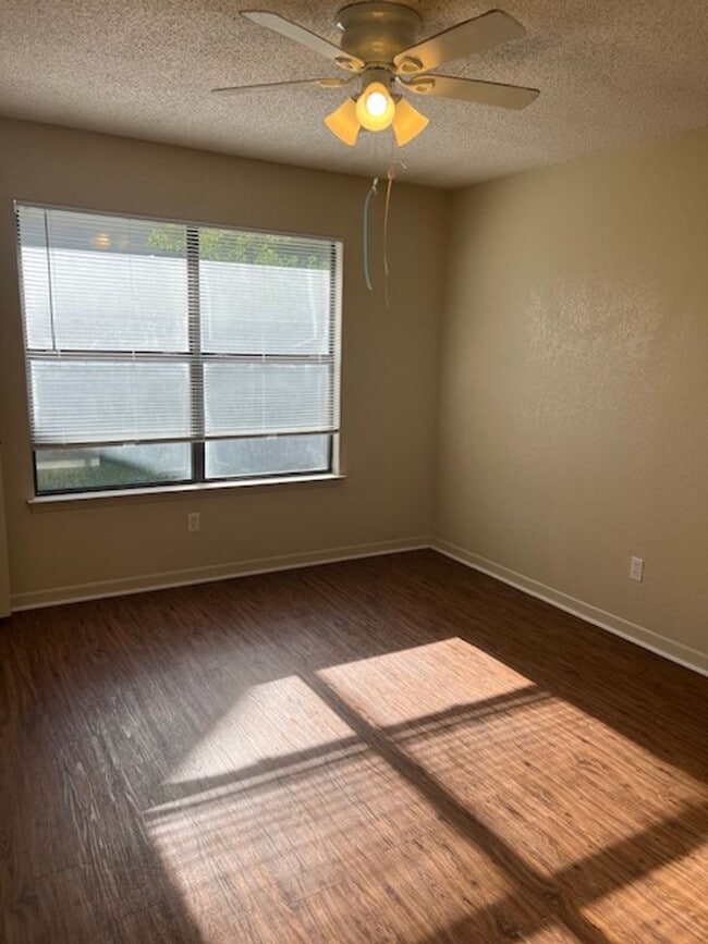Building Photo - 1006