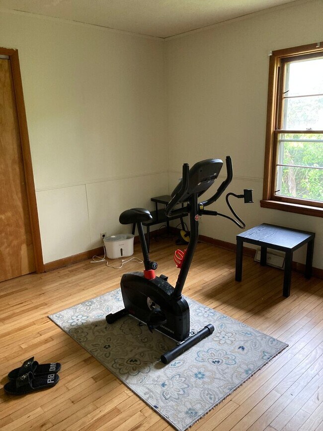 Building Photo - Spacious 5 bedroom, 2 bath house! Availabl...