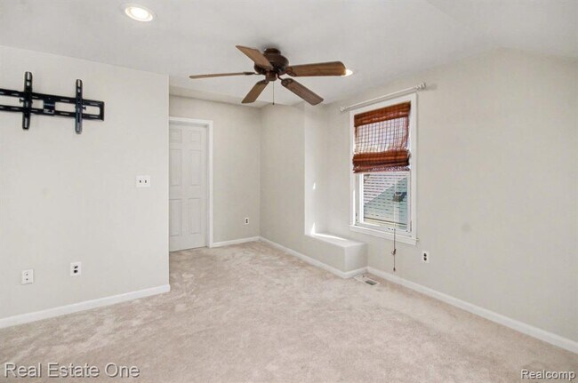 Building Photo - 1105 E Fifth St