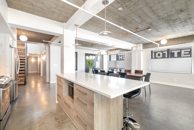 Building Photo - Penthouse