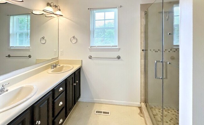 Building Photo - Beautiful 3 Bed and 2.5 Bath Home, Pool In...
