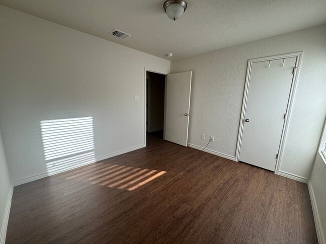 Building Photo - 1537 Justin Lp