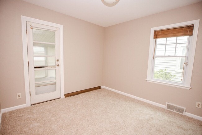 Building Photo - West Toledo 3 Bedroom