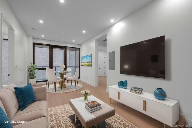 Building Photo - 5 Ct Square W