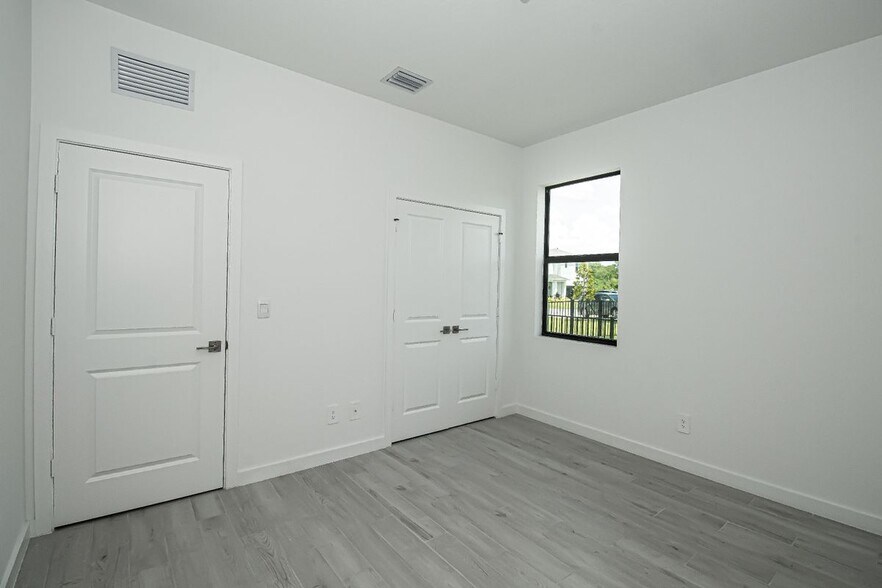 Building Photo - 5929 SE Sky Blue Cir