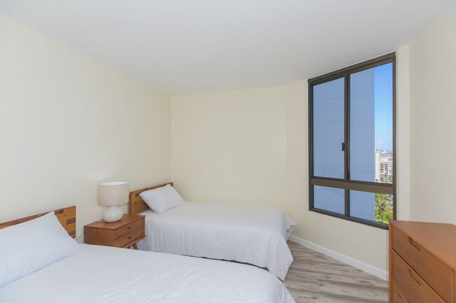 Building Photo - Canterbury Place - Fully renovated with hi...