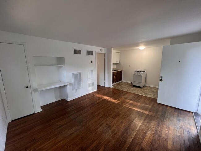 Building Photo - 1732 W 21st St