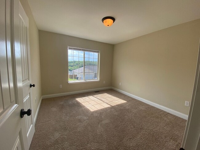 Building Photo - 3 bedroom, 3 bathroom home located in Brus...