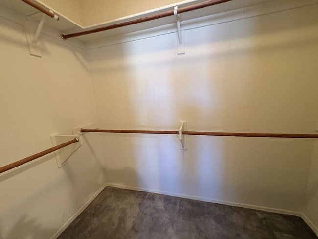 Building Photo - Great eastside location Pet friendly