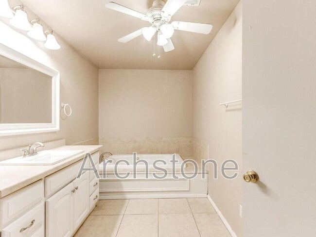 Building Photo - 501 S Santa Fe Dr