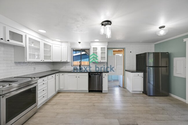 Building Photo - Charming 3-Bed, 2-Bath Remodeled Home in Prime Edmonds Location!