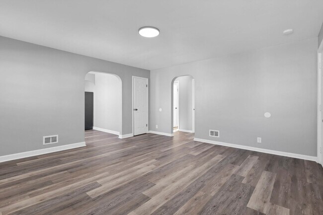 Building Photo - 1820 Oakwood Ave