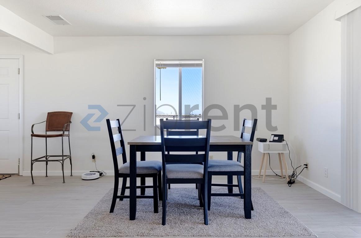 Building Photo - Unit