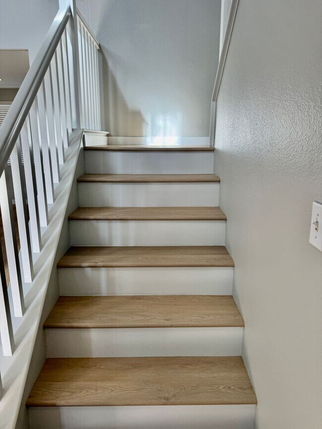 Building Photo - Nice 2 Story Family Home