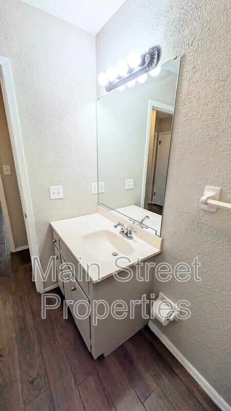 Building Photo - 9648 Hollowbrook Dr
