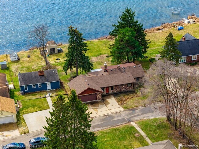 Building Photo - 2739 Lakeridge Ave