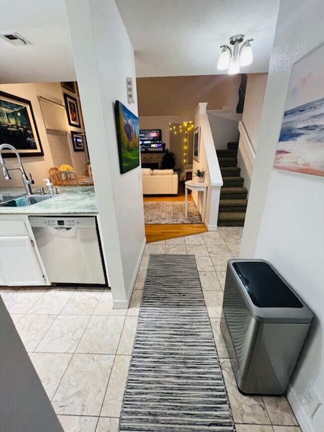 Building Photo - Stunning 2 bedroom/ 2 bath Condo in Creekw...