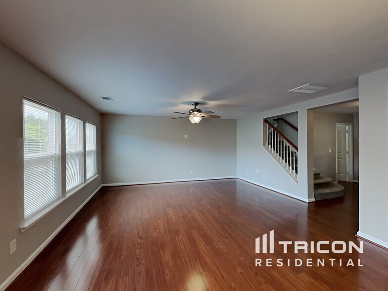 Building Photo - 11019 Kinnairds St