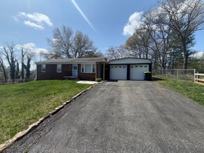 Building Photo - Furnished Home in Madison Heights available through October 31, 2026.