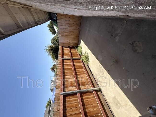 Building Photo - 527 S Garden St