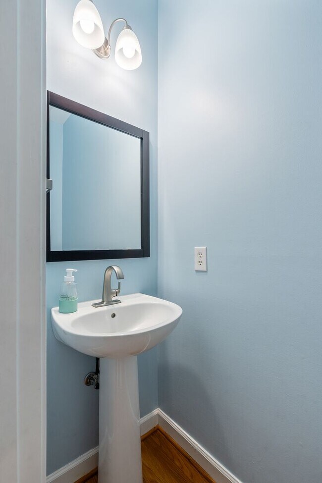 Building Photo - Beautiful Southern Village townhome - Furnished - Mid / Long Term lease options