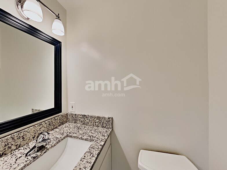 Building Photo - 1694 Ashwood Cir