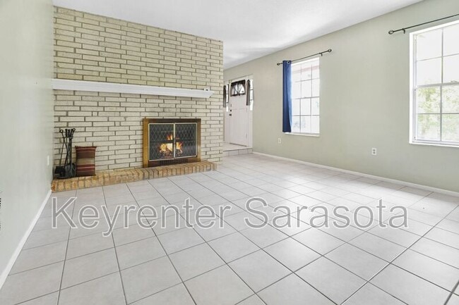 Building Photo - 5645 N Tuttle Ave