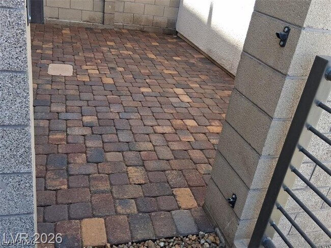 Building Photo - 1741 N Desert Foothills Dr