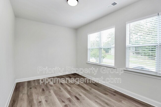 Building Photo - 6618 Riverview Dr