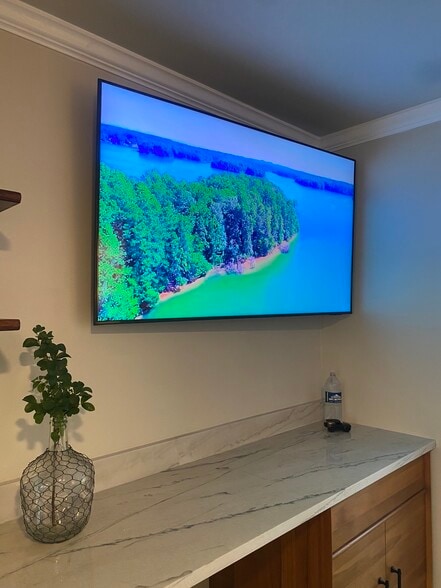 Building Photo - 2109 Pine Tree Dr