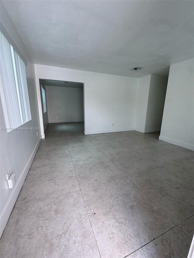 Building Photo - 2941 SW 36th Ave