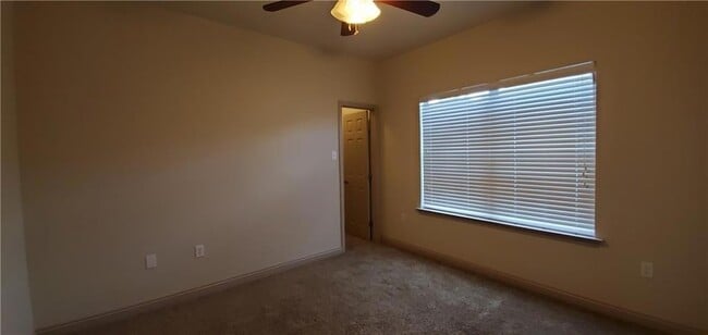 Building Photo - 2112 Summertree Dr