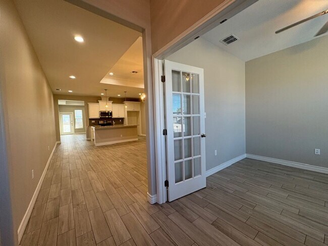 Building Photo - DCR602