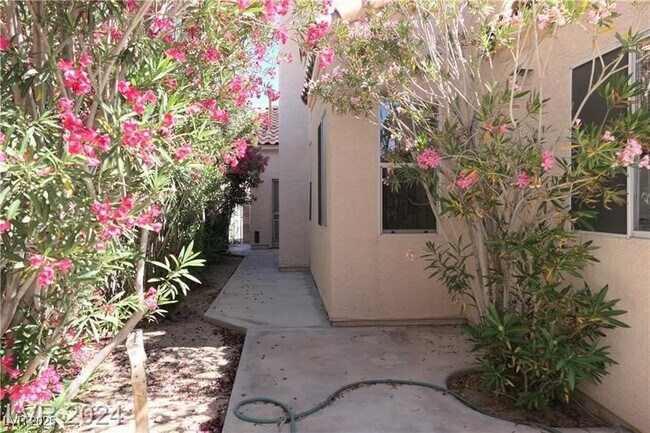 Building Photo - 6665 Golden Pond Cir