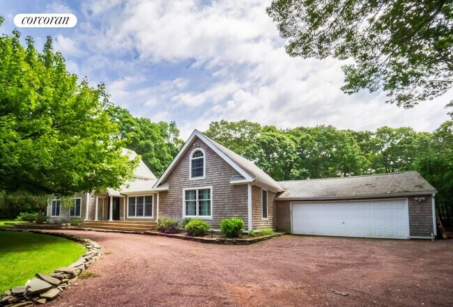 Building Photo - 1532 Noyack Rd