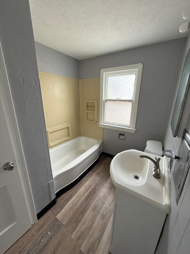 Building Photo - SECTION 8 AND EDEN ACCEPTED! Newly Renovat...