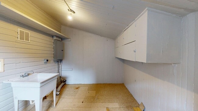 Building Photo - Madison/W.95th neighborhood : 3 bedroom/1 bath single family house available NOW.