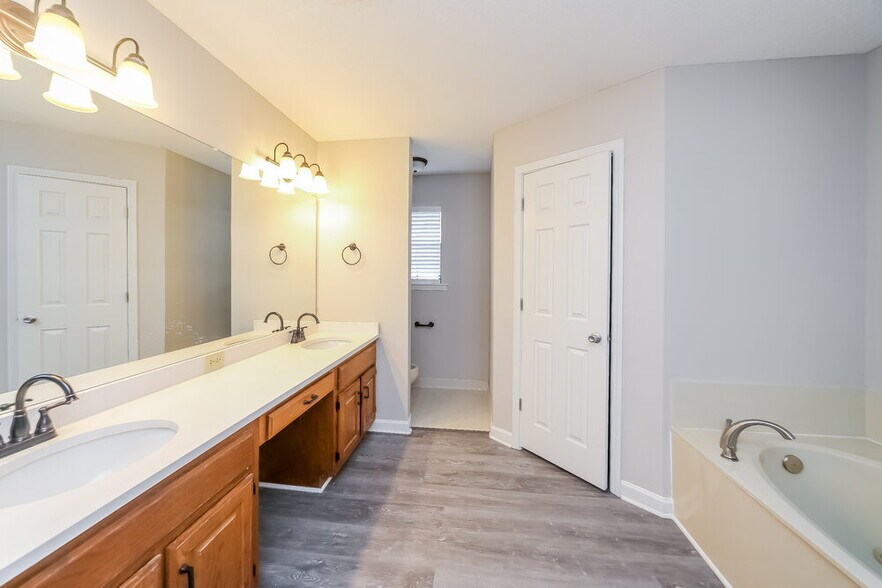 Building Photo - 7333 Eastover Blvd