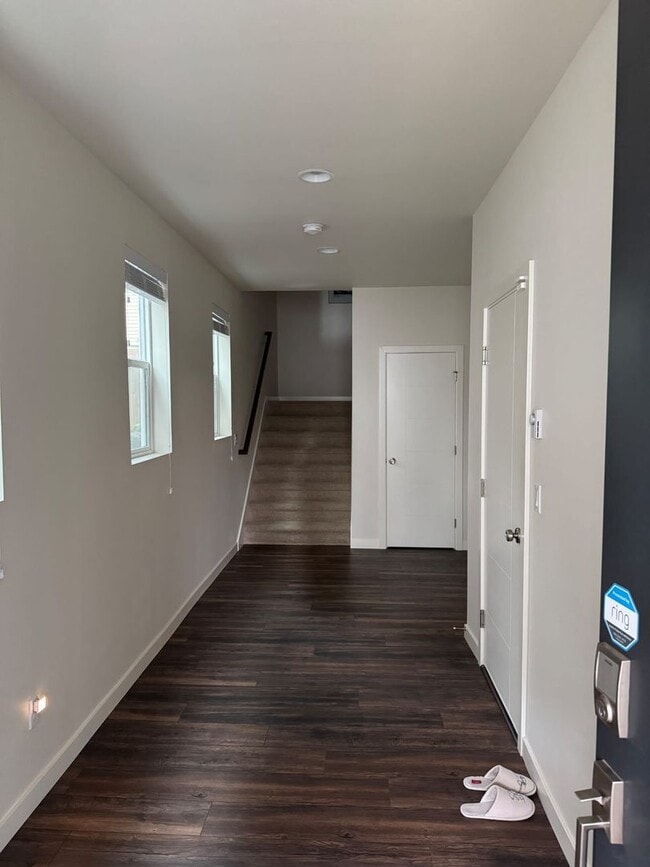 Building Photo - Warm, Welcoming 5BR Home Near Alderwood Mall